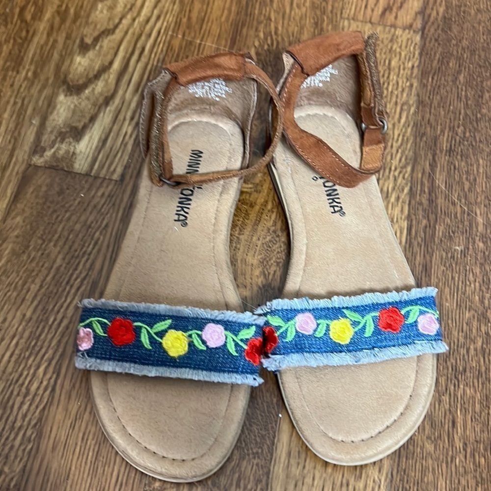 Minnetonka Girls Evie Floral Embroidered Sandal Size 1